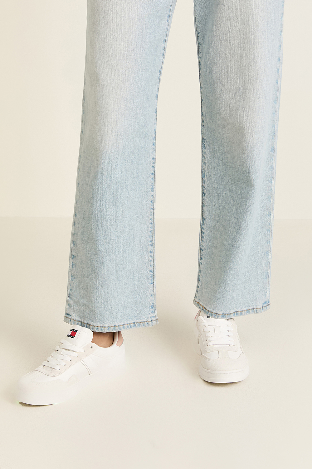 תמונת כל הלוק של נעלי סניקרס